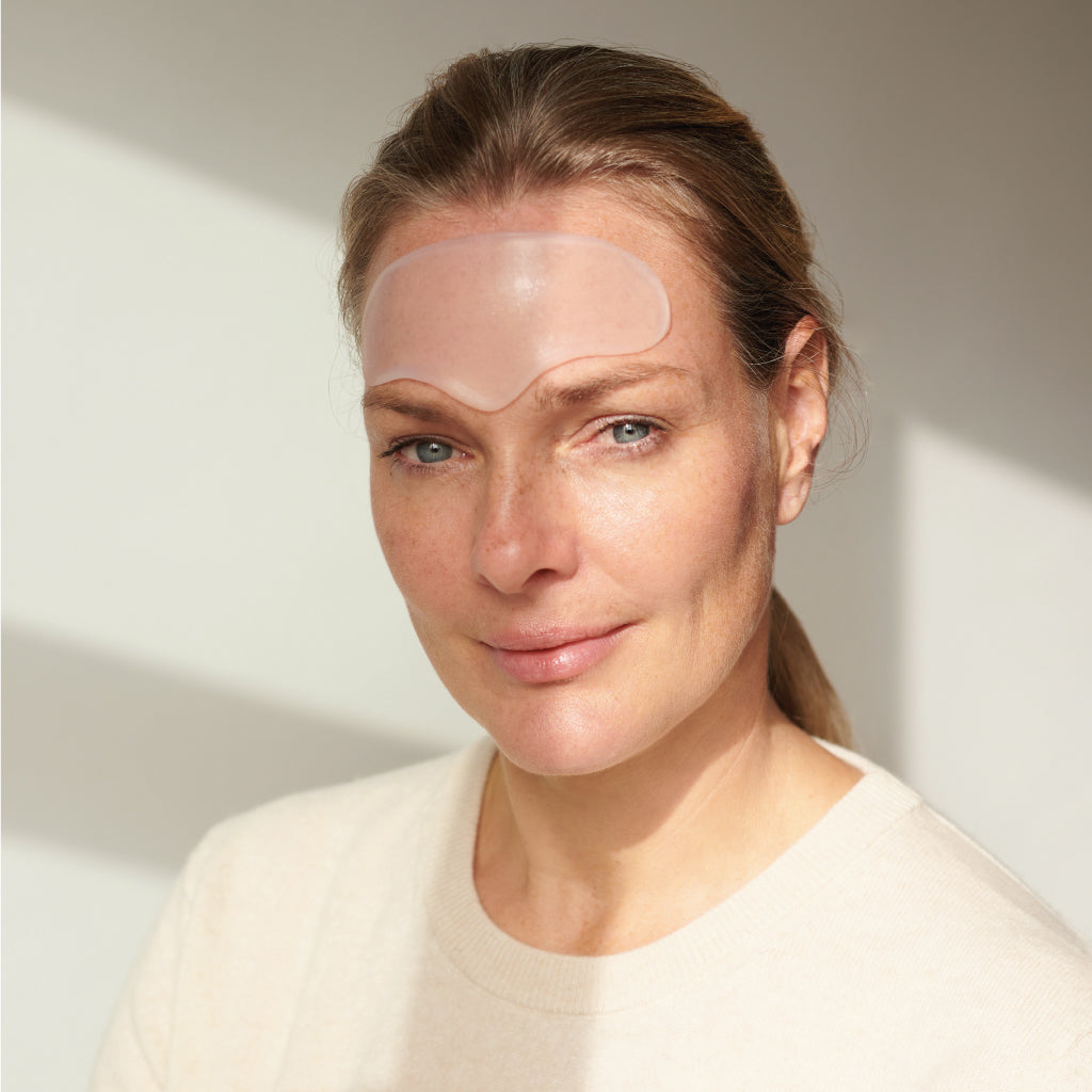 Model trägt APRICOT Stirn Pad mit Ectoin aus medizinischem Silikon für die Stirnpartie