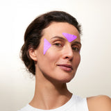 Faltenpflaster "face charmer" mit Ectoin auf Stirn und Schläfen einer Frau