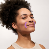 Mund Patches mit Ectoin zur Behandlung von Lachfalten und Marionettenfalten im Gesicht einer Frau