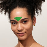 Zornesfalte Pflaster "aloe you vera much" mit Aloe vera auf der Stirn einer Frau