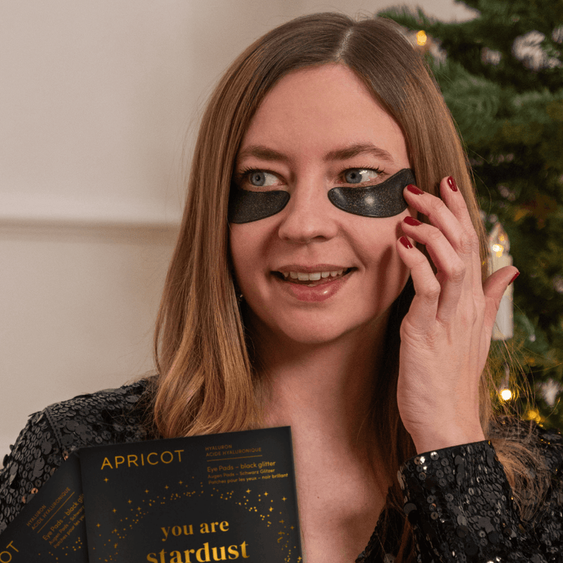 Glitter eye pads with hyaluronic acid