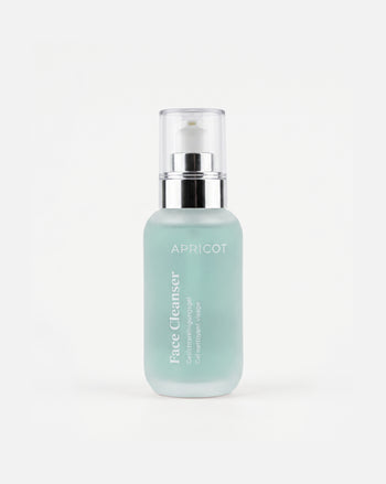 Flakon des Gesichtsreinigungsgel mit Plumeria Alba und Ginkgo Biloba für eine porentiefe Reinigung und einen frischen Teint.